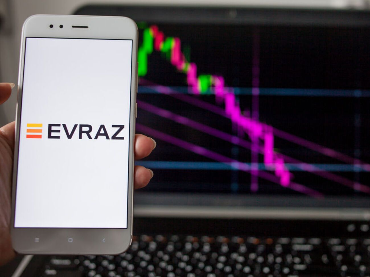 Владельцы крупных пакетов акций российского производителя стали Evraz попали под британские санкции