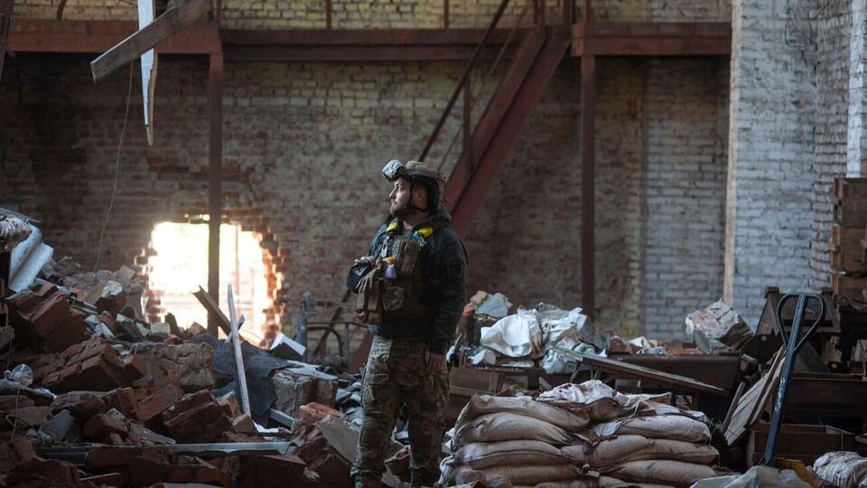 Эпицентр боев сейчас на донецком направлении, рассказывали в Минобороны. На фото – украинский военнослужащий в Соледаре