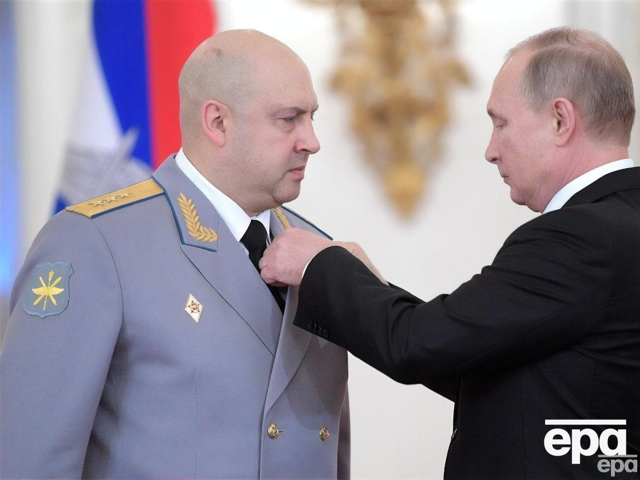 Суровікін (на фото він із Путіним) виявився єдиним у радянській армії, хто 1991 року під час путчу в Москві був готовий "намотувати на гусені" людей, зазначив Піонтковський