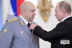 Суровікін (на фото він із Путіним) виявився єдиним у радянській армії, хто 1991 року під час путчу в Москві був готовий "намотувати на гусені" людей, зазначив Піонтковський
