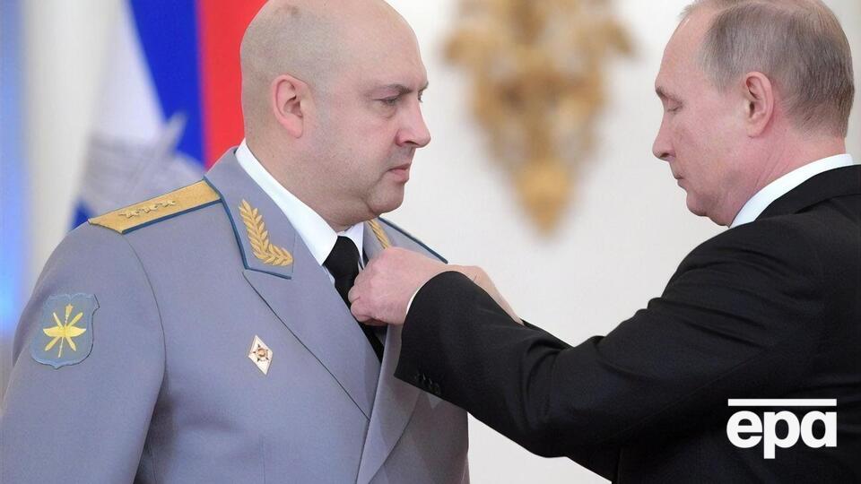 Суровікін (на фото він із Путіним) виявився єдиним у радянській армії, хто 1991 року під час путчу в Москві був готовий "намотувати на гусені" людей, зазначив Піонтковський