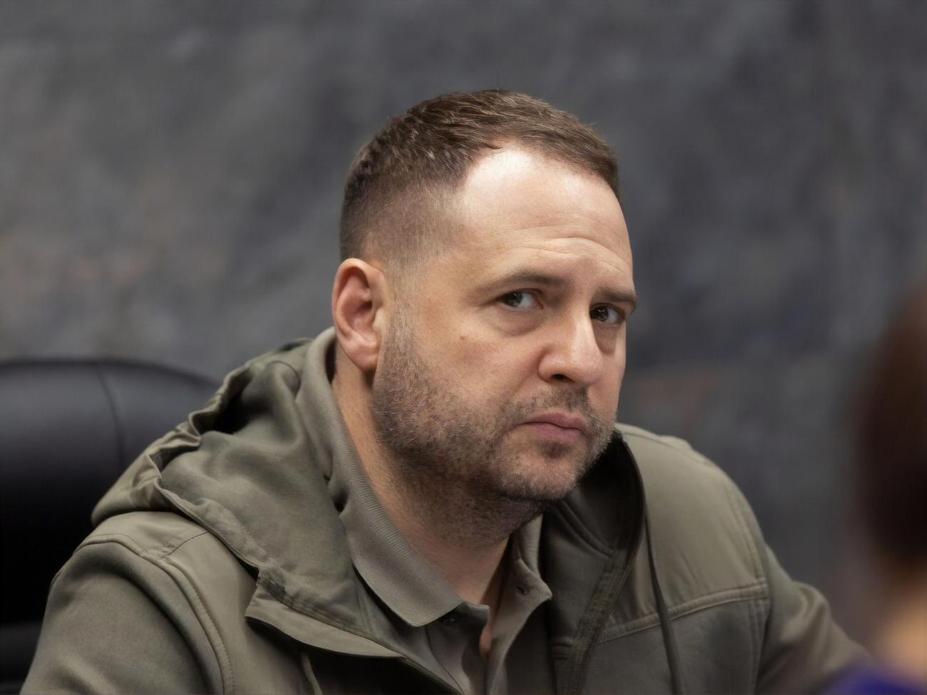 Ермак подчеркнул, что Украину интересуют только публичные официальные переговоры и для их начала России следует вывести войска