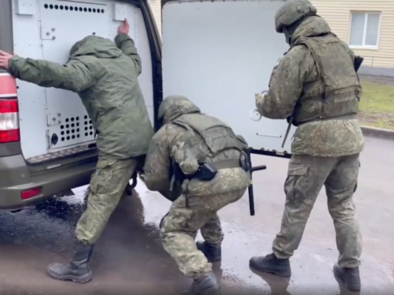 Задержание военных было "демонстративным", заявил адвокат