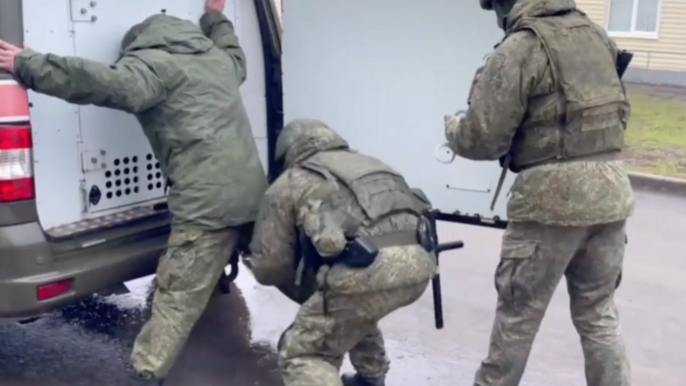 Задержание военных было "демонстративным", заявил адвокат