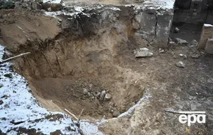 После взрыва в районе зерносушилки осталась большая воронка