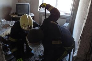 Частично разрушена торцевая стена дома, крыша и четыре квартиры