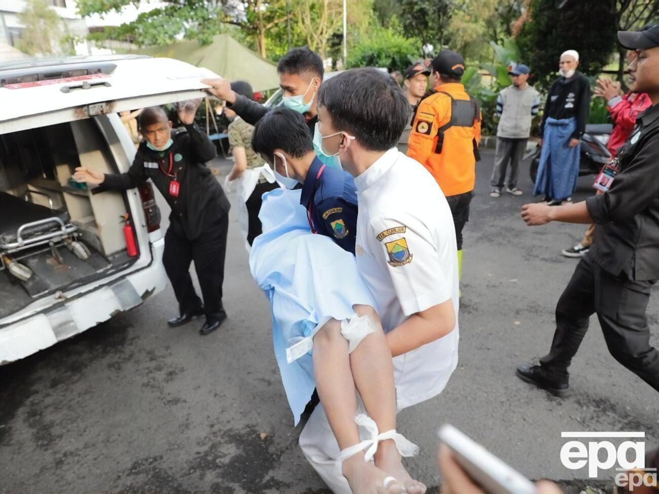 В результате землетрясения пострадали около 700 человек