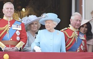 Елизавета II отстранила младшего сына принца Эндрю от исполнения обязанностей члена королевской семьи из-за секс-скандала в ноябре 2019-го