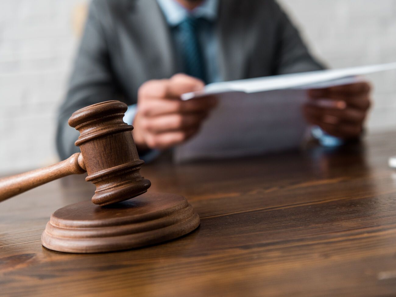 Суддя виніс рішення заочно, оскільки підозрюваного поки що не затримано