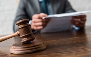 Суддя виніс рішення заочно, оскільки підозрюваного поки що не затримано