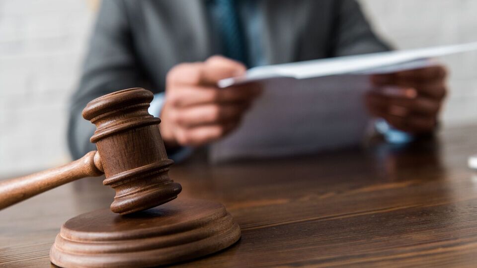 Суддя виніс рішення заочно, оскільки підозрюваного поки що не затримано