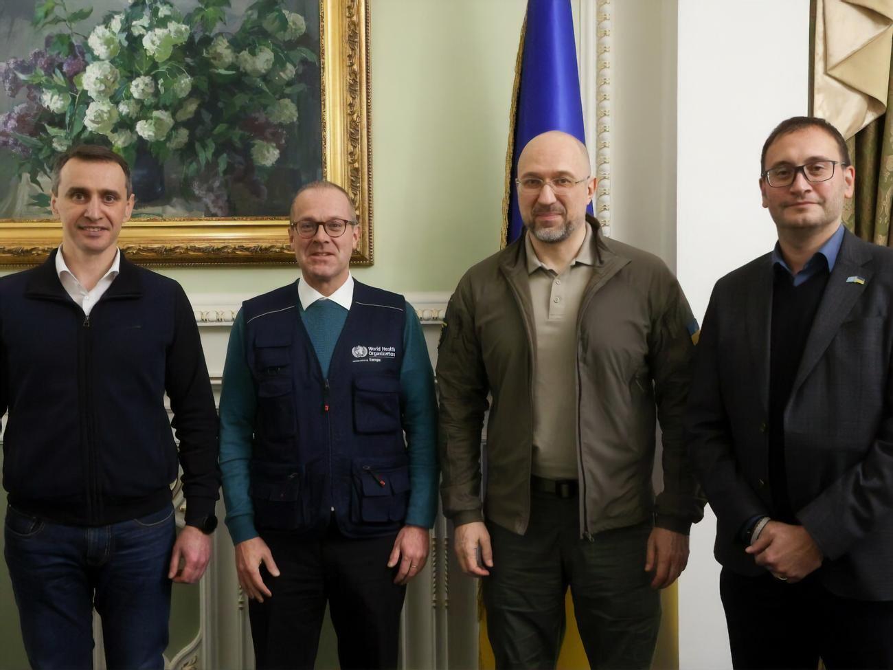 Шмигаль зазначив, що Україна і ВООЗ працюють над забезпеченням лікарень автомобілями швидкої допомоги