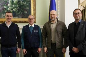 Шмигаль зазначив, що Україна і ВООЗ працюють над забезпеченням лікарень автомобілями швидкої допомоги