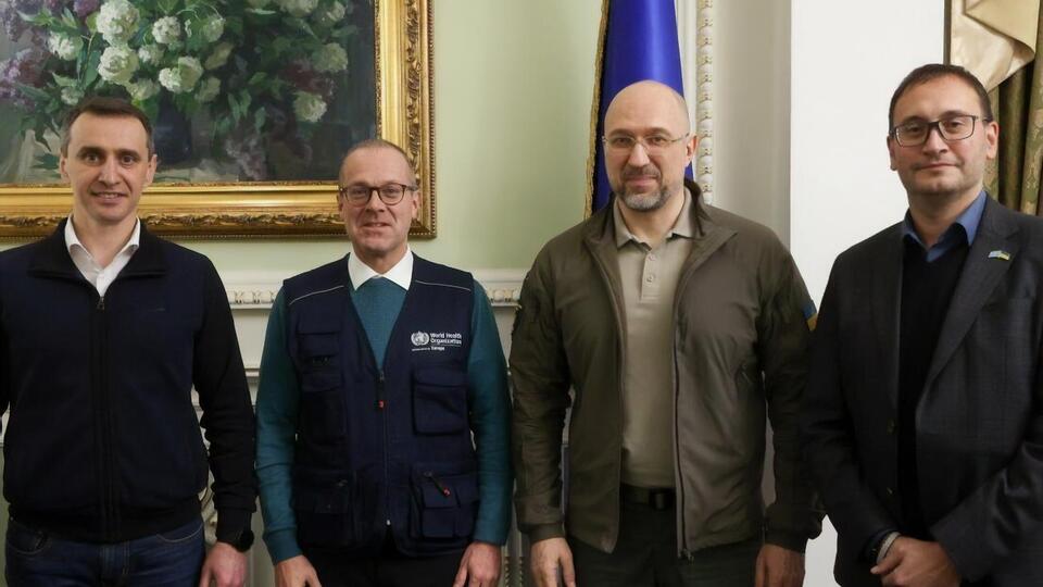 Шмыгаль отметил, что Украина и ВОЗ работают над обеспечением больниц автомобилями скорой помощи