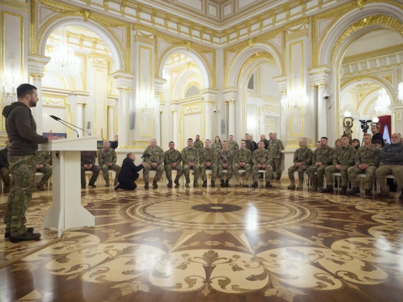 Российские оккупанты потеряли инициативу в войне против Украины, отметил Зеленский (слева)