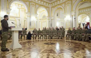 Российские оккупанты потеряли инициативу в войне против Украины, отметил Зеленский (слева)