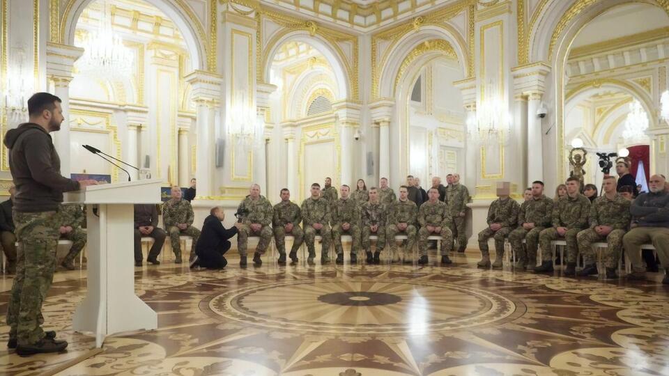 Российские оккупанты потеряли инициативу в войне против Украины, отметил Зеленский (слева)