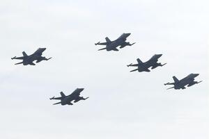 Украинские пилоты могут использовать F-16, считает сенатор США Риш