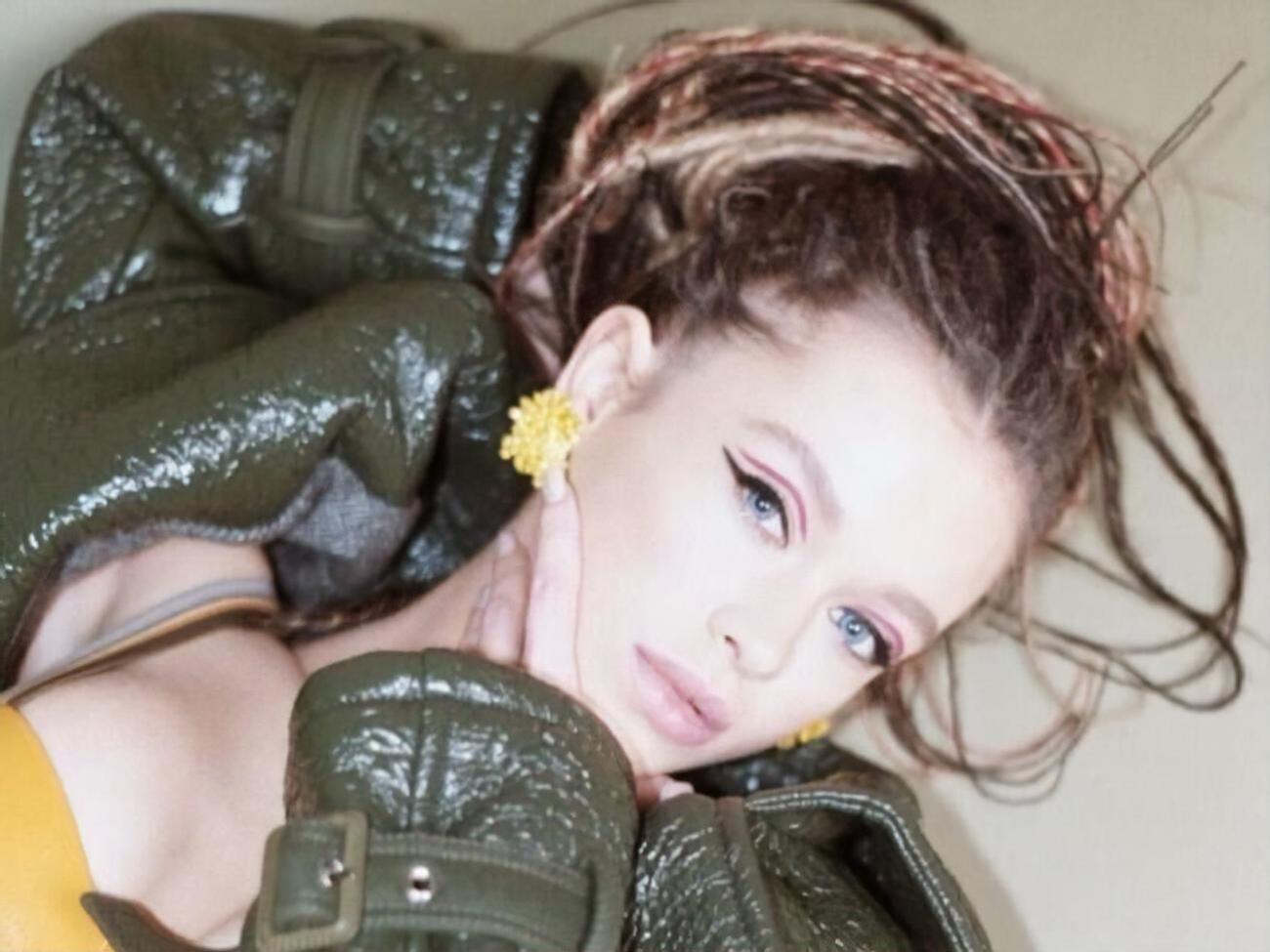 Яремчук примерила оригинальный головной убор