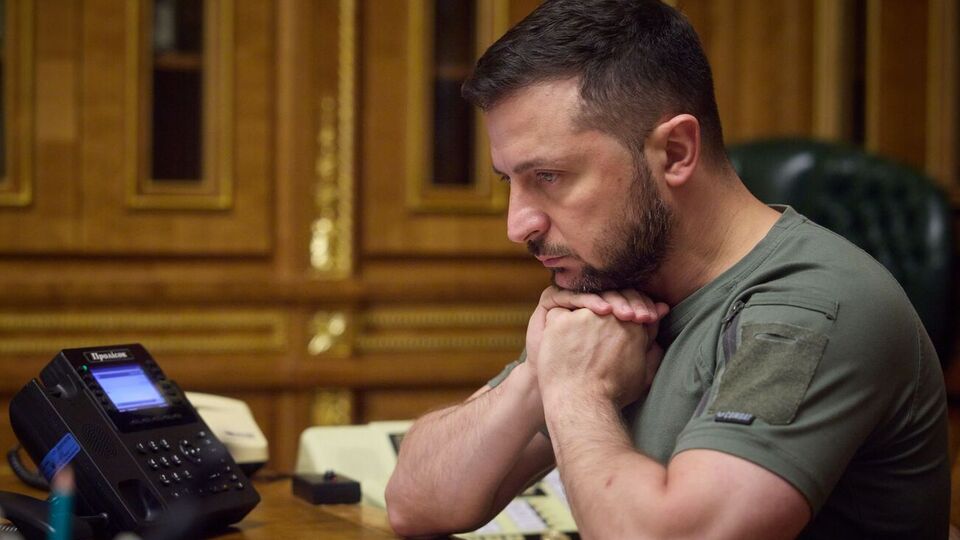 Зеленский (на фото) выразил благодарность Макрону за готовность поддержать защиту энергетических объектов Украины