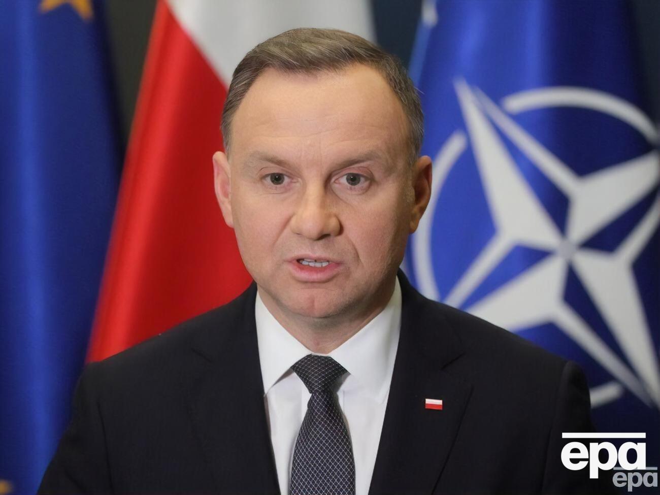 Дуда некоторое время разговаривал с "фейковым" Макроном, а когда заподозрил неладное, прекратил разговор