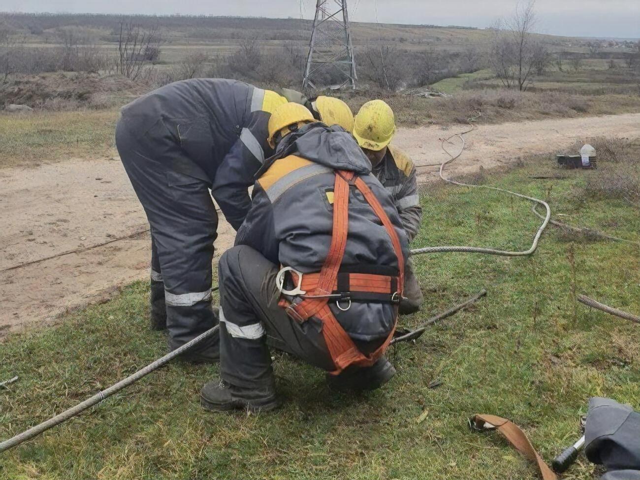Енергетики ДТЕК обстежують зруйновані російськими окупантами електромережі у Херсонській області
