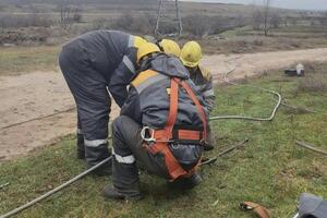 Енергетики ДТЕК обстежують зруйновані російськими окупантами електромережі у Херсонській області