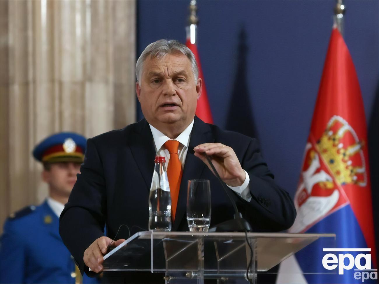 Публічна поява Орбана (на фото) у шарфі з картою, де частину України "приєднано" до Угорщини, неприйнятна, наголосили в МЗС під час бесіди з послом
