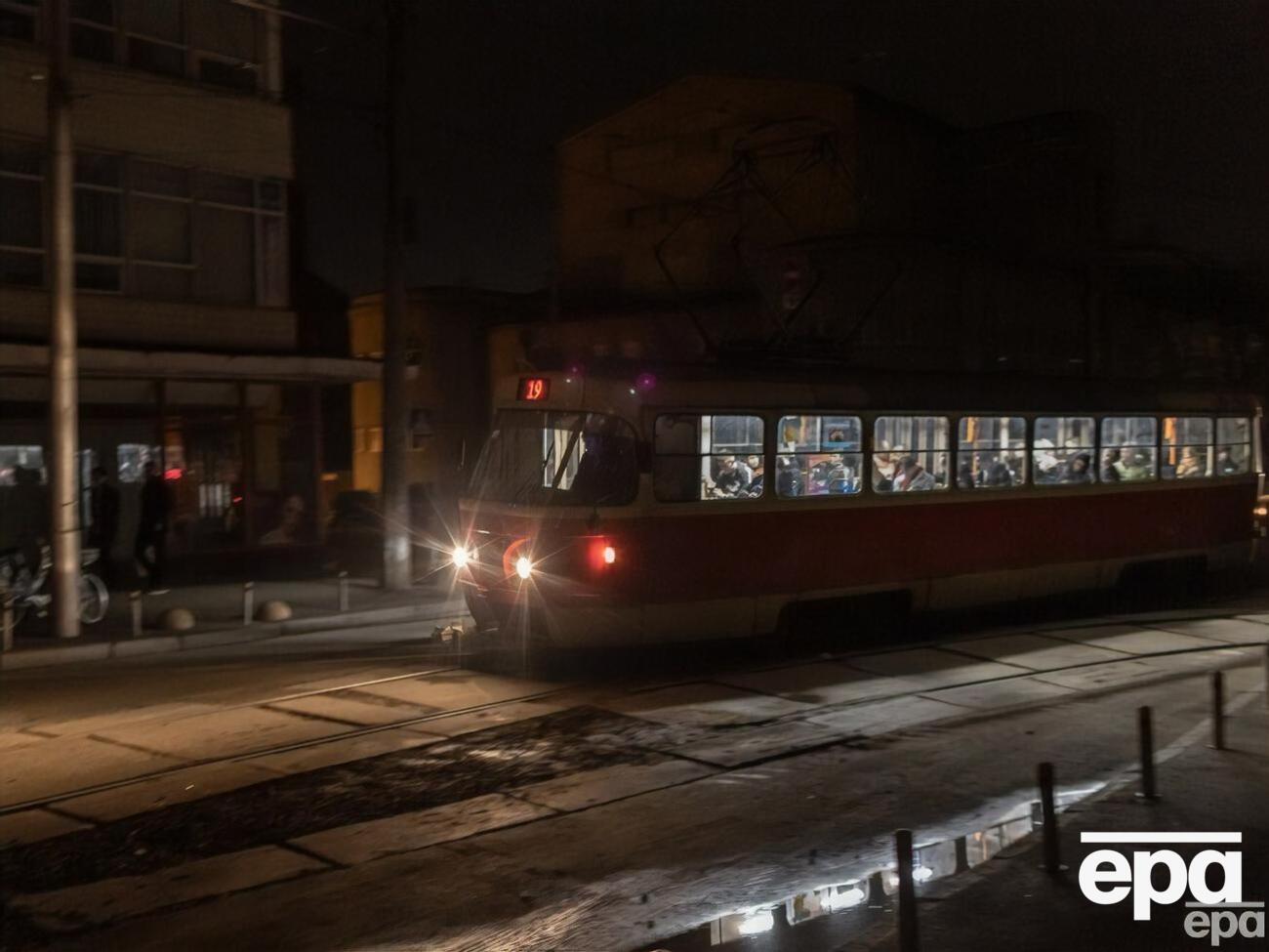 У разі стрибків споживання електроенергії можливі аварійні вимкнення світла, зазначив Зеленський