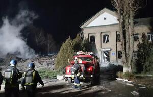 Россияне обстреляли родильное отделение больницы в Вольнянске этой ночью, там продолжается разбор завалов