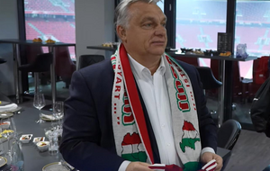 Орбан вызвал своим провокационным шарфом не только скандал, но и насмешки