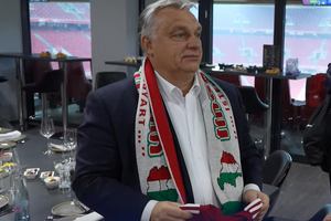 Орбан вызвал своим провокационным шарфом не только скандал, но и насмешки