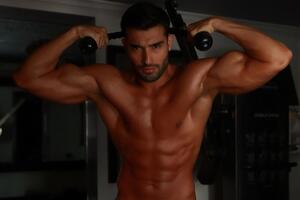 Улітку 2022 року Асгарі одружився зі Спірс