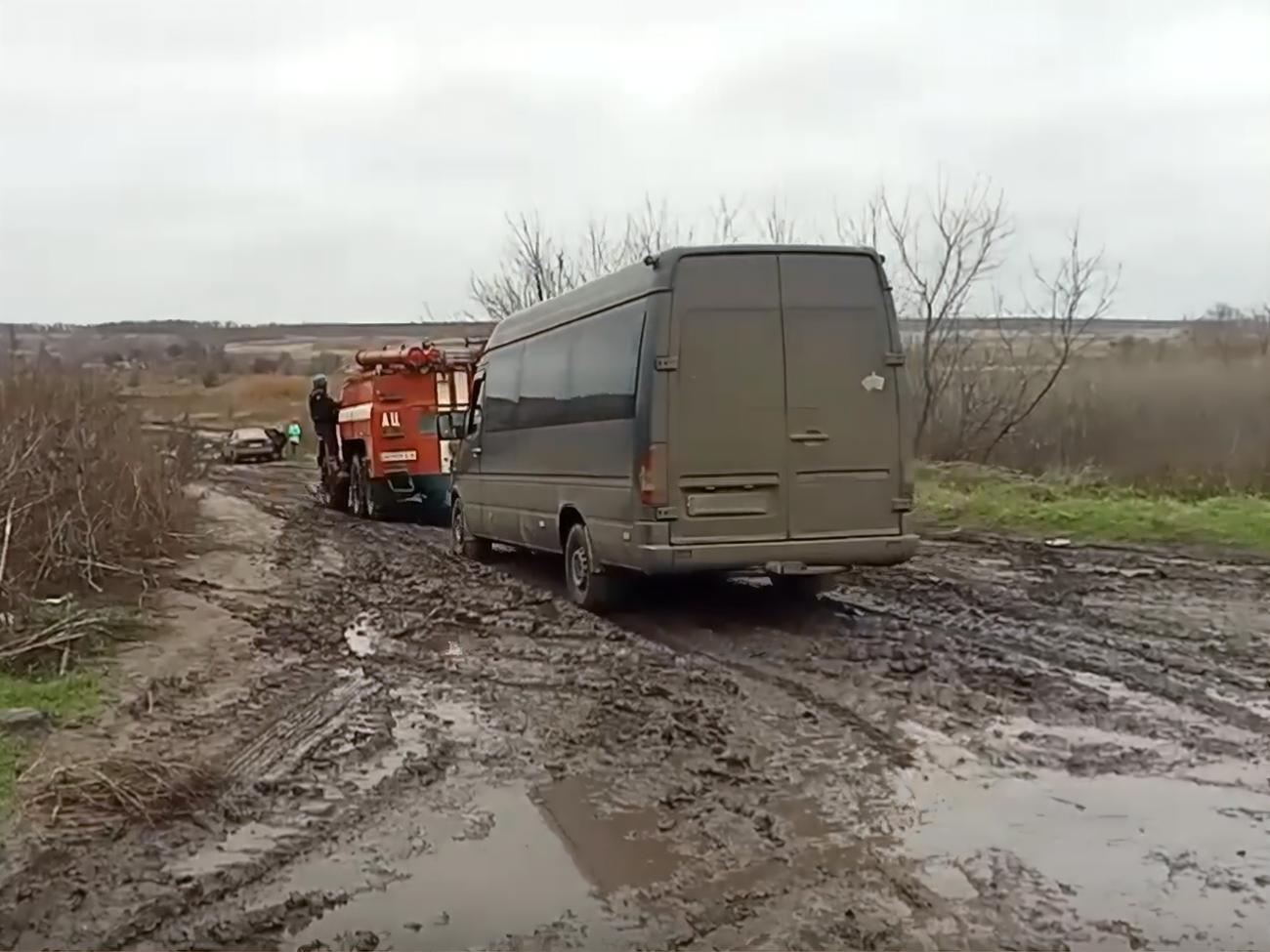 Загалом рятувальникам вдалося відбуксувати 14 автомобілів і врятувати 49 громадян