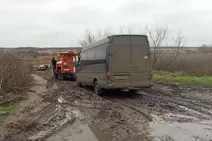 Загалом рятувальникам вдалося відбуксувати 14 автомобілів і врятувати 49 громадян