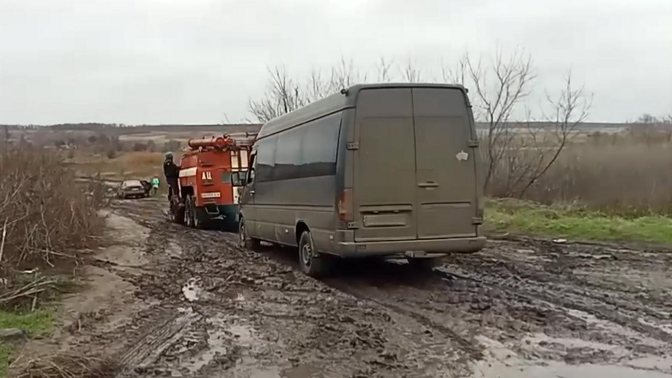 Загалом рятувальникам вдалося відбуксувати 14 автомобілів і врятувати 49 громадян