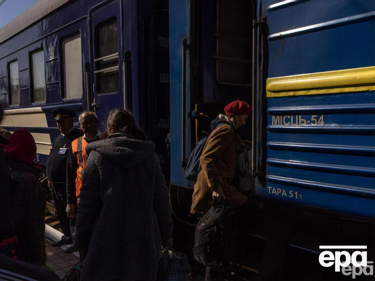 "Укрзалізниця" просить пасажирів уважно стежити за повідомленнями на офіційних каналах залізниці й на вокзалах