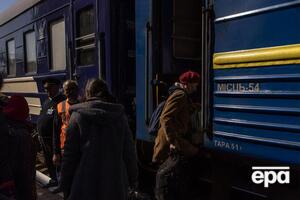 "Укрзалізниця" просить пасажирів уважно стежити за повідомленнями на офіційних каналах залізниці й на вокзалах