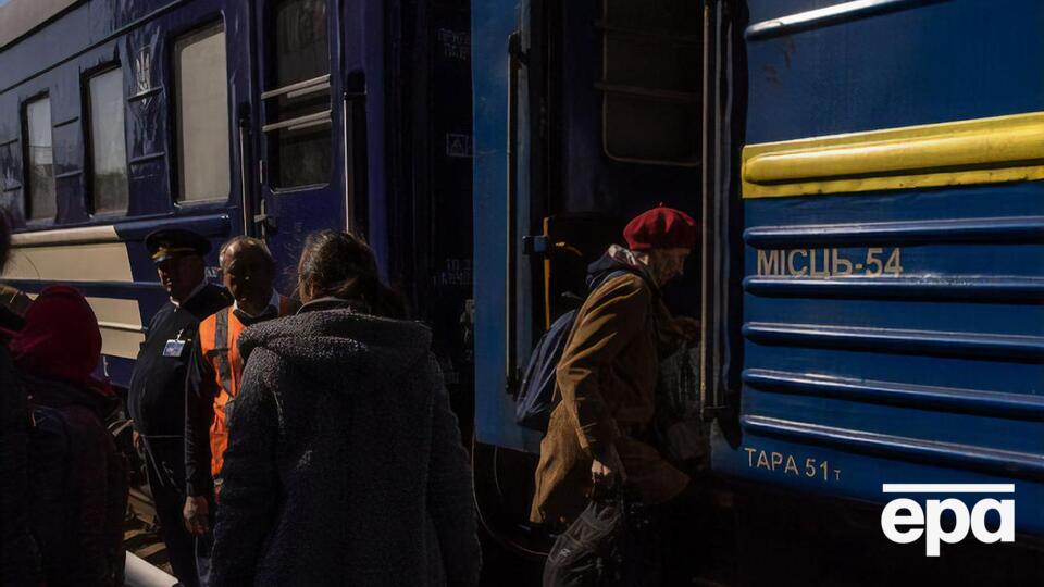 "Укрзалізниця" просить пасажирів уважно стежити за повідомленнями на офіційних каналах залізниці й на вокзалах