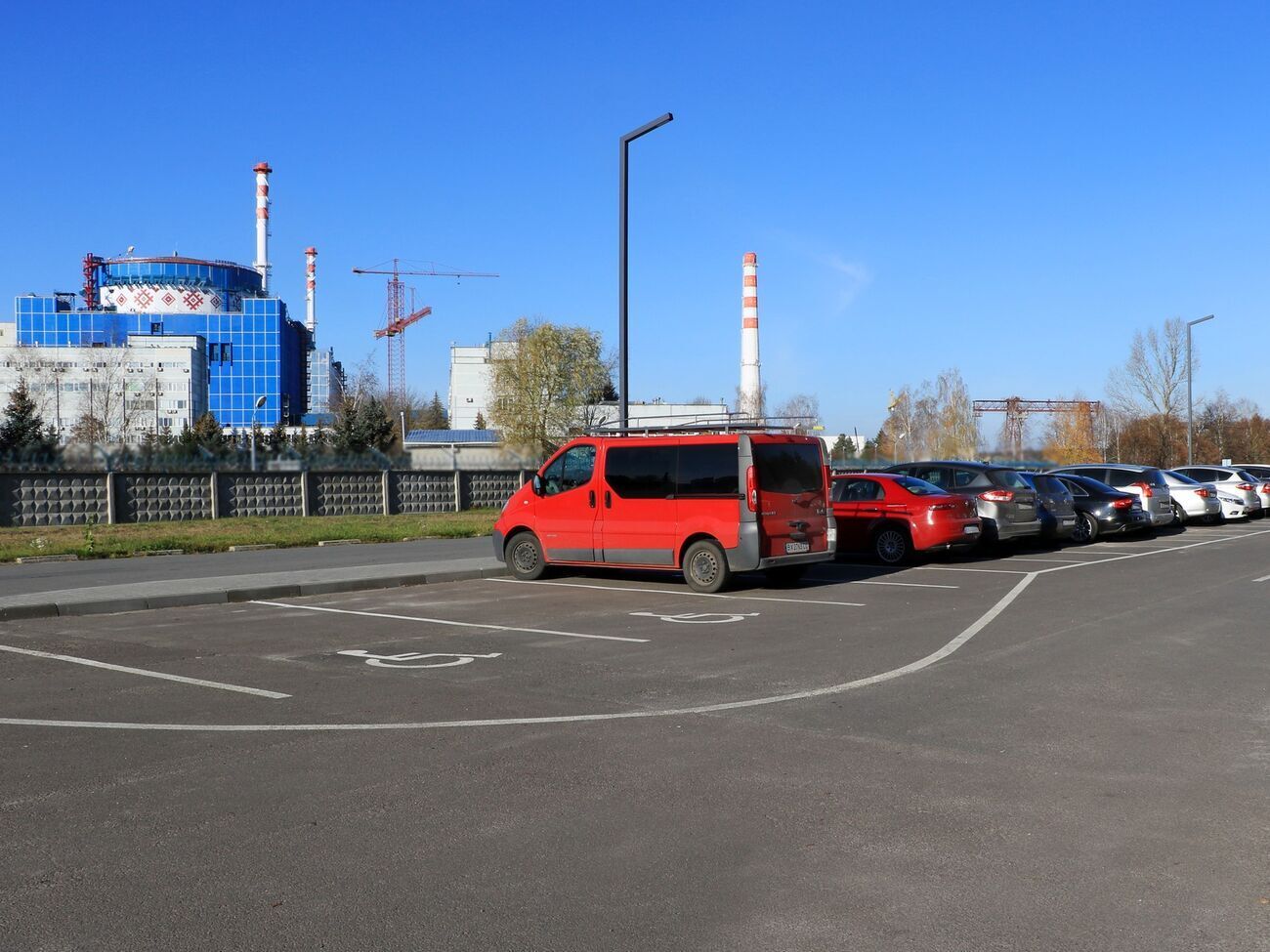Ракетний обстріл з боку Росії спричинив тимчасове знеструмлення всіх АЕС в Україні, зазначили у Міненерго