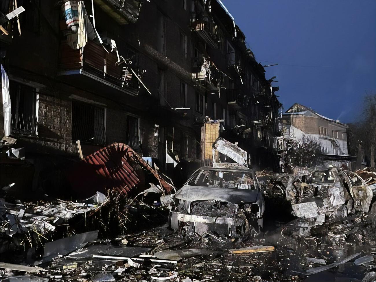 Оккупанты попали ракетой в жилой дом в Вышгороде