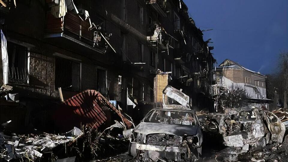 Оккупанты попали ракетой в жилой дом в Вышгороде