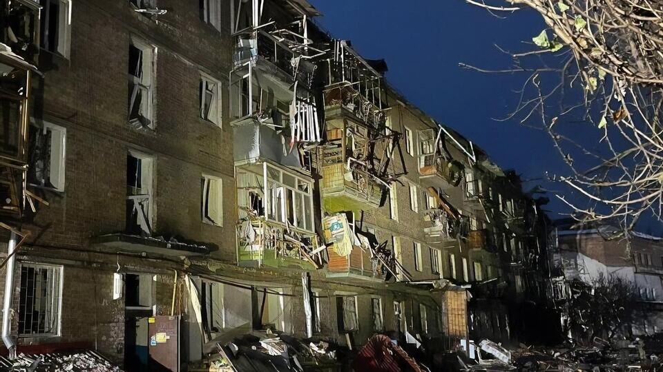 Оккупанты попали ракетой в жилой дом