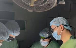 Хирурги заканчивали операцию с налобными фонариками