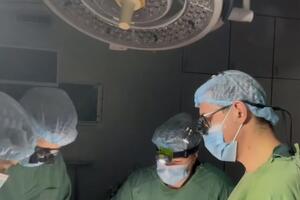 Хірурги закінчували операцію із налобними ліхтариками