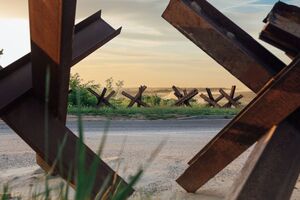 Готовые конструкции везут в крымский город Армянск на Перекопском перешейке