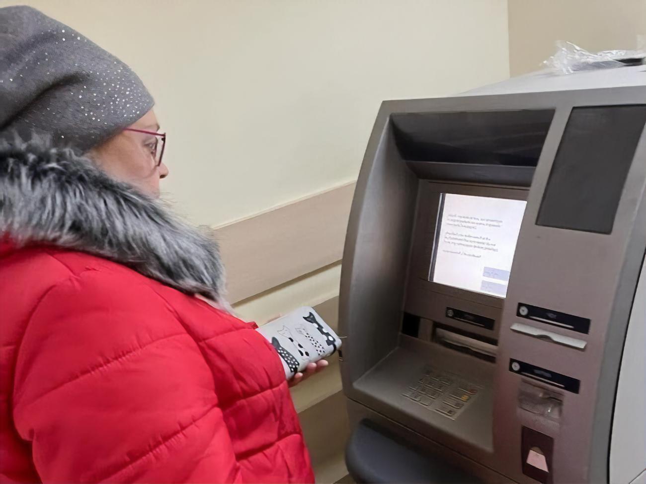 В банкоматах "Ощадбанка" можно снимать деньги с карт других банков без ограничений