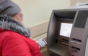 В банкоматах "Ощадбанка" можно снимать деньги с карт других банков без ограничений