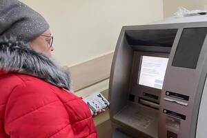 У банкоматах "Ощадбанку" можна знімати гроші з карток інших банків без обмежень