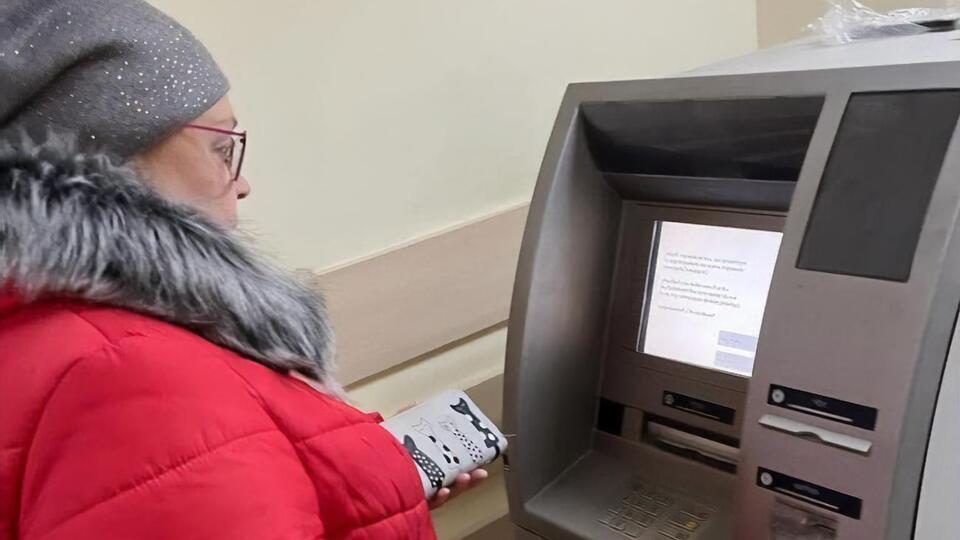 В банкоматах "Ощадбанка" можно снимать деньги с карт других банков без ограничений